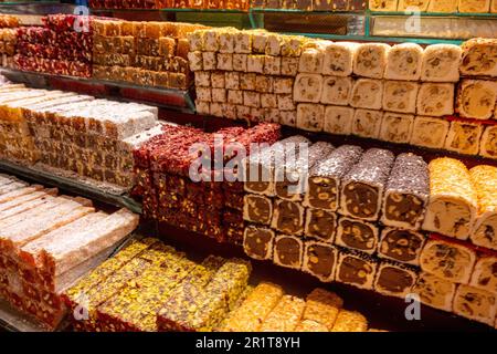 Traditionelle türkische Köstlichkeiten Süßigkeiten auf dem großen Basar in Istanbul, Türkei. Stockfoto