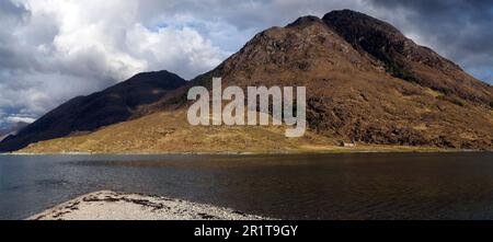 Barrisdale Bay und Carn Mairi, Beinn Buidhe aus Eilean Choinnich, Knoydart, Schottland Stockfoto