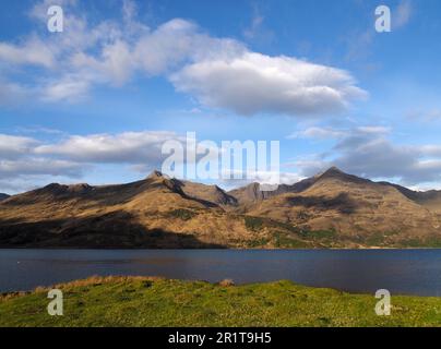 Morgenlicht auf Ladhar Bheinn von Eilean Choinnich, Barrisdale Bay, Knoydart, Schottland Stockfoto