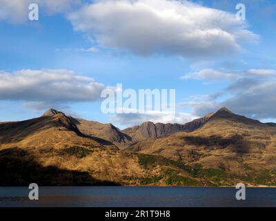 Morgenlicht auf Ladhar Bheinn von Eilean Choinnich, Barrisdale Bay, Knoydart, Schottland Stockfoto