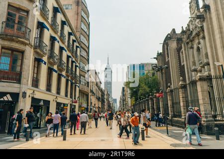 Mexiko-Stadt, Mexiko - 2023. Mai Menschenmassen im Stadtzentrum. Hochwertiges Foto Stockfoto