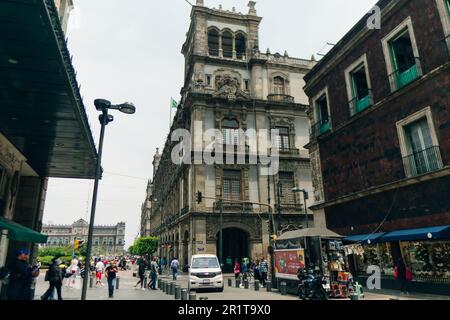 Mexiko-Stadt, Mexiko - 2023. Mai Menschenmassen im Stadtzentrum. Hochwertiges Foto Stockfoto