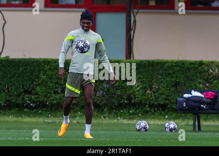 Carnago, Italien. 15. Mai 2023. Rafael Leao von AC Milan wärmt sich während des AC Mailand Trainings im Milanello Sports Center vor dem Halbfinale der UEFA Champions League in der zweiten Etappe gegen den FC Internazionale im San Siro Stadium, Mailand, Italien, am 15. Mai 2023. Gutschrift: Live Media Publishing Group/Alamy Live News Stockfoto