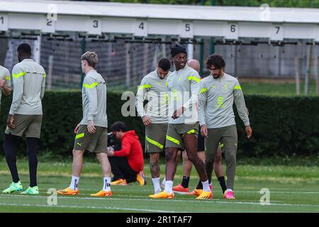 Carnago, Italien. 15. Mai 2023. Rafael Leao von AC Milan schaut während des AC Mailand Trainings im Milanello Sports Center vor dem Halbfinale der UEFA Champions League in der zweiten Etappe gegen den FC Internazionale im San Siro Stadium, Mailand, Italien, am 15. Mai 2023. Gutschrift: Live Media Publishing Group/Alamy Live News Stockfoto