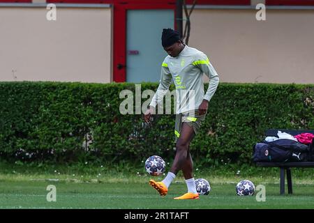 Carnago, Italien. 15. Mai 2023. Rafael Leao von AC Milan wärmt sich während des AC Mailand Trainings im Milanello Sports Center vor dem Halbfinale der UEFA Champions League in der zweiten Etappe gegen den FC Internazionale im San Siro Stadium, Mailand, Italien, am 15. Mai 2023. Gutschrift: Live Media Publishing Group/Alamy Live News Stockfoto