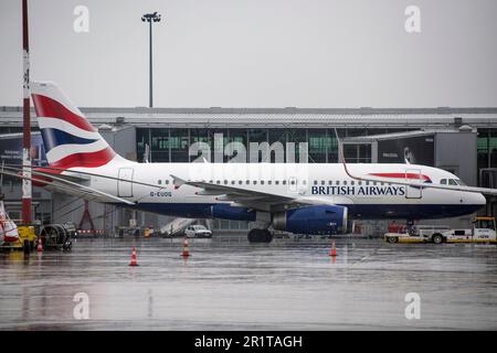 Am Flughafen Okecie in Warschau wird ein Flugzeug der British Airlines gesehen. Am 15. Mai in Warschau auf der 1. Transport Aviation Base in Warschau, Mariusz Blaszczak, Der stellvertretende Ministerpräsident - Minister für nationale Verteidigung nahm an der Lieferung der ersten Himars-Raketenwerfer für die polnische Armee nach Polen Teil.die Lieferung der ersten Teile der M142 HIMARS-Raketenwerfer ist das Ergebnis des Vertrags vom Februar 2019 über den Erwerb von Das erste Geschwaderfeuermodul der HIMARS-Raketenwerfer in der "amerikanischen Konfiguration". Seit letztem Jahr sind Lieferungen anderer Elemente Stockfoto