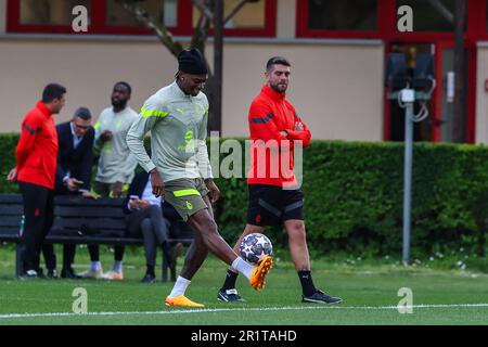 Carnago, Italien. 15. Mai 2023. Rafael Leao von AC Milan wärmt sich während des AC Mailand Trainings im Milanello Sports Center vor dem Halbfinale der UEFA Champions League in der zweiten Etappe gegen den FC Internazionale im San Siro Stadium, Mailand, Italien, am 15. Mai 2023. Gutschrift: Live Media Publishing Group/Alamy Live News Stockfoto
