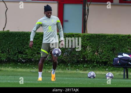 Carnago, Italien. 15. Mai 2023. Rafael Leao von AC Milan wärmt sich während des AC Mailand Trainings im Milanello Sports Center vor dem Halbfinale der UEFA Champions League in der zweiten Etappe gegen den FC Internazionale im San Siro Stadium, Mailand, Italien, am 15. Mai 2023. Gutschrift: Live Media Publishing Group/Alamy Live News Stockfoto