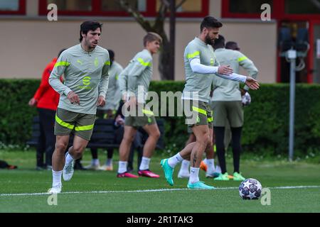 Carnago, Italien. 15. Mai 2023. Sandro Tonali vom AC Mailand wärmt sich während des AC Mailand Trainings im Milanello Sports Center vor dem Halbfinalspiel der UEFA Champions League in der zweiten Etappe gegen den FC Internazionale im San Siro Stadium, Mailand, Italien, am 15. Mai 2023 Guthaben: Live Media Publishing Group/Alamy Live News Stockfoto