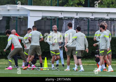 Carnago, Italien. 15. Mai 2023. Theo Hernandez vom AC Mailand wärmt sich während des AC Mailand Trainings im Milanello Sports Center vor dem Halbfinalspiel der UEFA Champions League gegen den FC Internazionale im San Siro Stadium, Mailand, Italien, am 15. Mai 2023 ab: Live Media Publishing Group/Alamy Live News Stockfoto