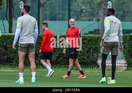 Carnago, Italien. 15. Mai 2023. Stefano Pioli Cheftrainer des AC Mailand Gesten während der AC Mailand Trainingssitzung im Milanello Sports Center vor dem Halbfinale der UEFA Champions League in der zweiten Etappe gegen den FC Internazionale im San Siro Stadium, Mailand, Italien am 15. Mai 2023 Gutschrift: Live Media Publishing Group/Alamy Live News Stockfoto