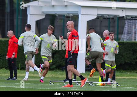 Carnago, Italien. 15. Mai 2023. Stefano Pioli Cheftrainer des AC Mailand blickt auf das AC Mailand Training im Milanello Sports Center vor dem Halbfinalspiel der UEFA Champions League gegen den FC Internazionale im San Siro Stadium, Mailand, Italien, am 15. Mai 2023. Gutschrift: Live Media Publishing Group/Alamy Live News Stockfoto