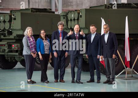Mariusz Blaszczak (2R), Minister für nationale Verteidigung, Mark Brzezinski (L), US-Botschafter in Polen, und Richard Verma (R), stellvertretender Staatssekretär für Management und Ressourcen, posieren für ein Foto bei der Zeremonie auf dem Militärstützpunkt 1. Transport Aviation Base in Warschau. Am 15. Mai in Warschau auf der 1. Transport Aviation Base in Warschau, Mariusz Blaszczak, Der stellvertretende Ministerpräsident - Minister für nationale Verteidigung nahm an der Lieferung der ersten Himars-Raketenwerfer für die polnische Armee nach Polen Teil.die Lieferung der ersten Teile der M142 HIMARS-Raketenwerfer ist das Ergebnis Stockfoto