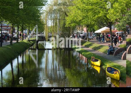 Papenburg im Emsland: Blick auf einen Kanal im Frühling Stockfoto