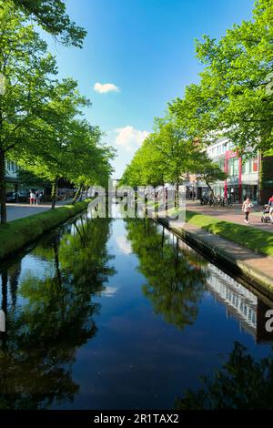 Papenburg im Emsland: Blick auf einen Kanal im Frühling Stockfoto