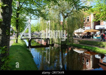 Papenburg im Emsland: Blick auf einen Kanal im Frühling Stockfoto