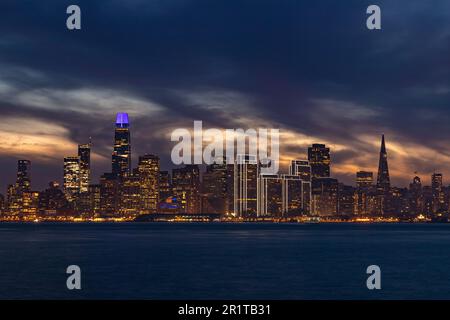 Ein Bild von der Innenstadt von San Francisco, wie man sie bei Nacht von Treasure Island aus sieht. Stockfoto