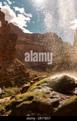 Der Grand Canyon in Arizona ist von einem bändigen Wasserfall aus der Vogelperspektive umgeben Stockfoto