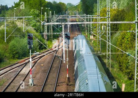 Deutsche Bahn nach der Abfahrt Papenburg in Richtung leer. Die Signale sind rot. Stockfoto