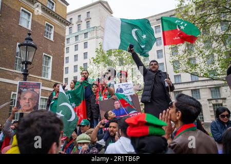 London, Großbritannien. Mai 2023. Demonstranten versammelten sich gegenüber der Downing Street und forderten den Rücktritt der aktuellen pakistanischen Führung und die Freilassung des Journalisten Imran Riaz Khan, der im Februar dieses Jahres verhaftet wurde. Abdullah Bailey/Alamy Live News Stockfoto