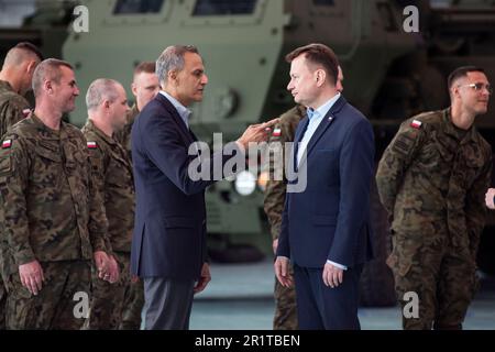 Mariusz Blaszczak (R), Minister für nationale Verteidigung, und Richard Verma (L), stellvertretender Staatssekretär für Management und Ressourcen der USA, werden bei der Zeremonie auf der 1. Transport Aviation Base in Warschau gesehen. Am 15. Mai in Warschau auf der 1. Transport Aviation Base in Warschau, Mariusz Blaszczak, Der stellvertretende Ministerpräsident - Minister für nationale Verteidigung nahm an der Lieferung der ersten Himars-Raketenwerfer für die polnische Armee nach Polen Teil.die Lieferung der ersten Teile der M142 HIMARS-Raketenwerfer ist das Ergebnis des Vertrags vom Februar 2019 über den Erwerb von Die Stockfoto