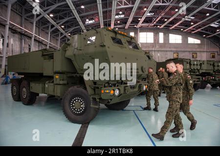 Auf Militärfahrzeugen platzierte Raketenwerfer von Himars und polnische Soldaten sind auf dem militärischen 1. Transport Aviation Base in Warschau zu sehen. Am 15. Mai in Warschau auf der 1. Transport Aviation Base in Warschau, Mariusz Blaszczak, Der stellvertretende Ministerpräsident - Minister für nationale Verteidigung nahm an der Lieferung der ersten Himars-Raketenwerfer für die polnische Armee nach Polen Teil.die Lieferung der ersten Teile der M142 HIMARS-Raketenwerfer ist das Ergebnis des Vertrags vom Februar 2019 über den Erwerb von Das erste Geschwader-Feuermodul der HIMARS-Raketenwerfer in der Amerik Stockfoto