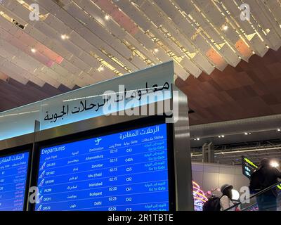 Bildschirm mit Fluginformationen am Flughafen Stockfoto