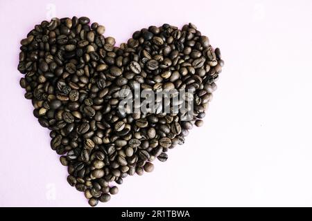 Wunderschöne Textur in Form eines Herzens aus frisch gerösteten, leckeren, gesättigten, natürlich duftenden Arabica- und Robusta-Kaffeebohnen. C Stockfoto