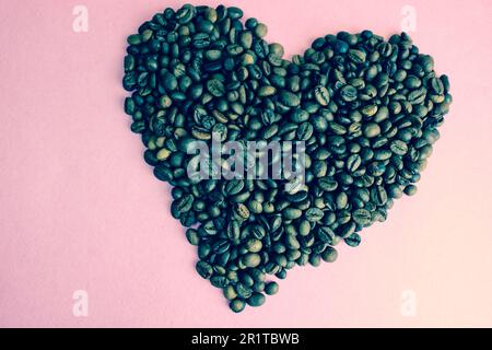 Wunderschöne Textur in Form eines Herzens aus frisch gerösteten, leckeren, gesättigten, natürlich duftenden Arabica- und Robusta-Kaffeebohnen. C Stockfoto