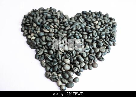 Wunderschöne Textur in Form eines Herzens aus frisch gerösteten, leckeren, gesättigten, natürlich duftenden Arabica- und Robusta-Kaffeebohnen. C Stockfoto
