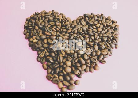 Wunderschöne Textur in Form eines Herzens aus frisch gerösteten, leckeren, gesättigten, natürlich duftenden Arabica- und Robusta-Kaffeebohnen. C Stockfoto