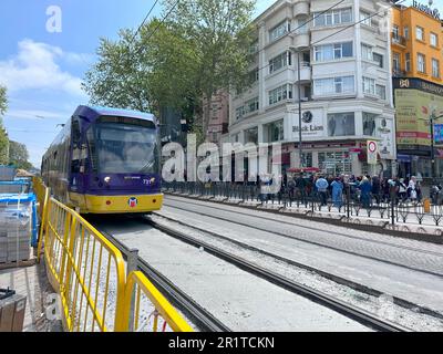 Öffentliche Verkehrsmittel, Straßenbahn in der Nähe der Hagia Sophia Moschee mit Straßenverkäufern, Spaziergängern und Touristen. Stockfoto