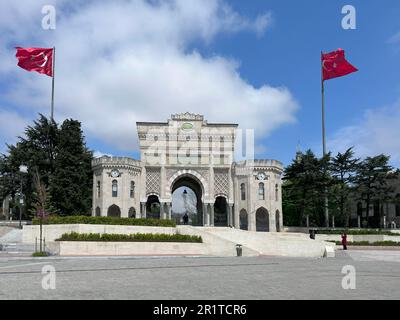 Haupteingang der Universität Istanbul am Beyazit-Platz mit türkischen Flaggen. Panoramablick auf die Landschaft am Tor der Universität Istanbul. Uralter ottomanischer Bogen Stockfoto