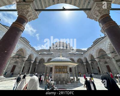 Blick auf die Moschee Beyazit in Istanbul. Beyazit-Moschee aus dem 16. Jahrhundert osmanische kaiserliche Moschee vom Beyazit-Platz oder Freedom-Platz aus gesehen Stockfoto