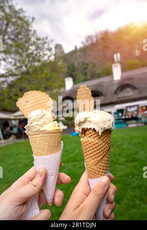 Ein Paar isst gemeinsam Eis aus Zapfen neben dem Plattensee in Ungarn. Stockfoto