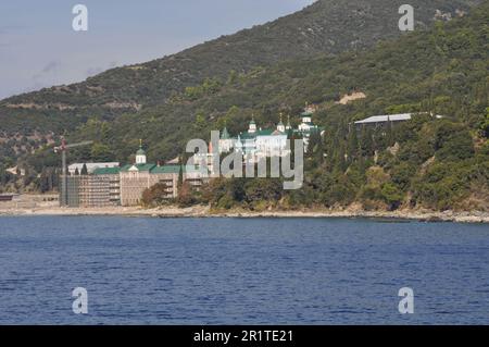 Das Kloster von Agiou Panteleimonos ist ein Kloster, das auf dem Berg Athos erbaut wurde Stockfoto