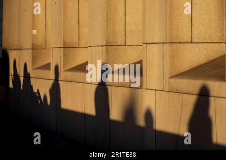 Das Adelaide House, ein denkmalgeschütztes Bürogebäude der Kategorie II, King William Street, City of London, Großbritannien, ist im Schatten der Fußgänger zu sehen. 22. November 2022 Stockfoto