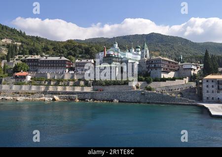 Das Kloster von Agiou Panteleimonos ist ein Kloster, das auf dem Berg Athos erbaut wurde Stockfoto
