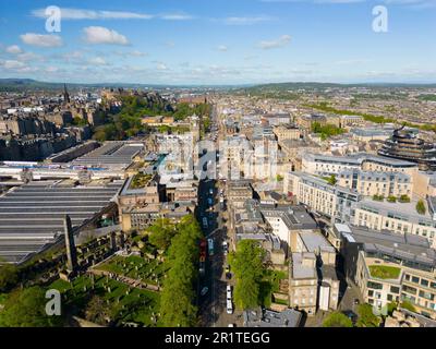 Luftaufnahme von der Drohne entlang der Princes Street im Stadtzentrum von Edinburgh, Schottland, Großbritannien Stockfoto