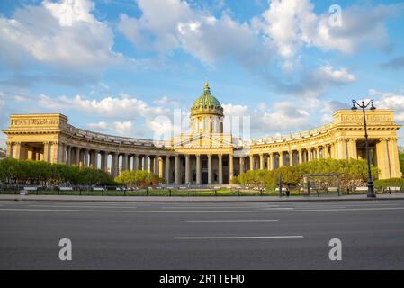 ST. PETERSBURG, RUSSLAND - 13. MAI 2023: Kathedrale der kasanischen Ikone der Mutter Gottes in den Strahlen der aufgehenden Sonne. Sankt Petersburg Stockfoto