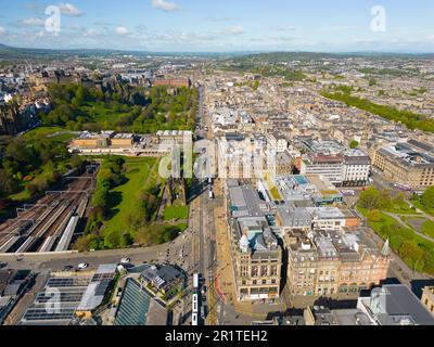 Luftaufnahme von der Drohne entlang der Princes Street im Stadtzentrum von Edinburgh, Schottland, Großbritannien Stockfoto