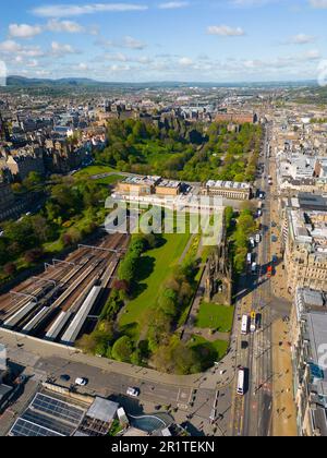 Luftaufnahme von der Drohne von Princes Street Gardens und Waverley Station im Stadtzentrum von Edinburgh, Schottland, Großbritannien Stockfoto