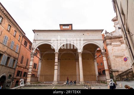 Siena, Italien - 7. April 2022: Die Loggia della Mercanzia, auch dei Mercanti oder di San Paolo genannt, befindet sich auf der Rückseite der Piazza del Campo in Siena, Stockfoto