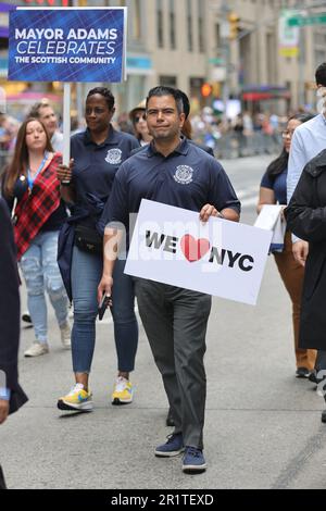NY, USA. 15. April 2023. Avenue of America, New York, USA, 15. April 2023 - Tausende haben das schottische Erbe gefeiert, als sie die Sixth Avenue zum Takt der Trommeln und Dudelsackmusik zusammen mit Bürgermeister Eric Adams, WIR LIEBEN NYC, hochmarschierten. Schottischer Stolz bei der 25. Jährlichen Tartan Day Parade heute in New York City. Foto: Luiz Rampelotto/EuropaNewswire (Kreditbild: © Luiz Rampelotto/ZUMA Press Wire) NUR REDAKTIONELLE VERWENDUNG! Nicht für den kommerziellen GEBRAUCH! Stockfoto