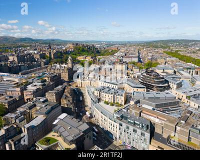 Luftaufnahme von der Drohne des Stadtzentrums von Edinburgh, Schottland, Großbritannien Stockfoto
