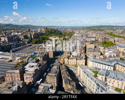Luftaufnahme von der Drohne des Stadtzentrums von Edinburgh, Schottland, Großbritannien Stockfoto