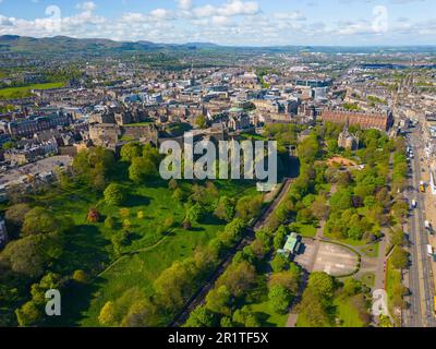 Luftaufnahme von der Drohne von West Princes Street Gardens und Edinburgh Castle in Edinburgh, Schottland, Großbritannien Stockfoto