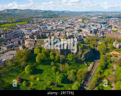 Luftaufnahme von der Drohne von West Princes Street Gardens und Edinburgh Castle in Edinburgh, Schottland, Großbritannien Stockfoto