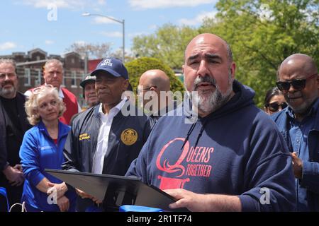 NY, USA. 6. Mai 2023. Queens, New York, USA, 06. Mai 2023 - Bürgermeister Eric Adams bei der First Baptist Church in East Elmhurst Queens, heute in New York für eine Lebensmittelverteilung. Foto: Luiz Rampelotto/EuropaNewswire (Kreditbild: © Luiz Rampelotto/ZUMA Press Wire) NUR REDAKTIONELLE VERWENDUNG! Nicht für den kommerziellen GEBRAUCH! Stockfoto