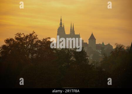 Landschaft mit St. Veitsdom bei Sonnenuntergang im Herbst in Prag, Tschechische Republik. Stockfoto